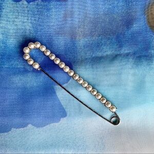 Long pearl kilt pin brooch